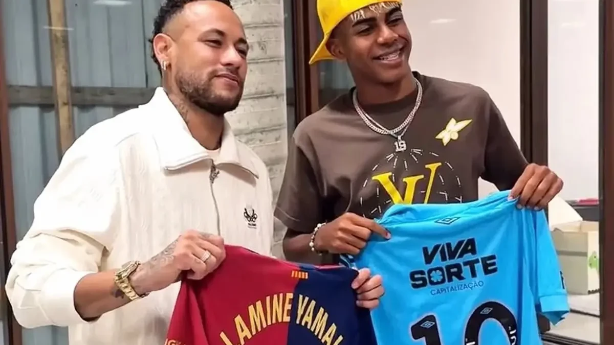 Neymar ao lado do atacante Lamine Yamal