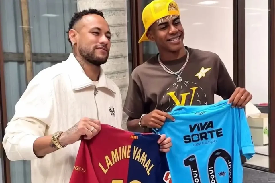 Neymar ao lado do atacante Lamine Yamal