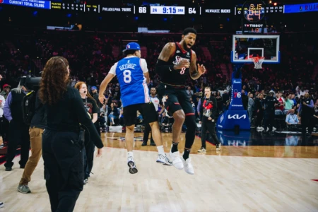 Torcedor Sixers mira certeira NBA