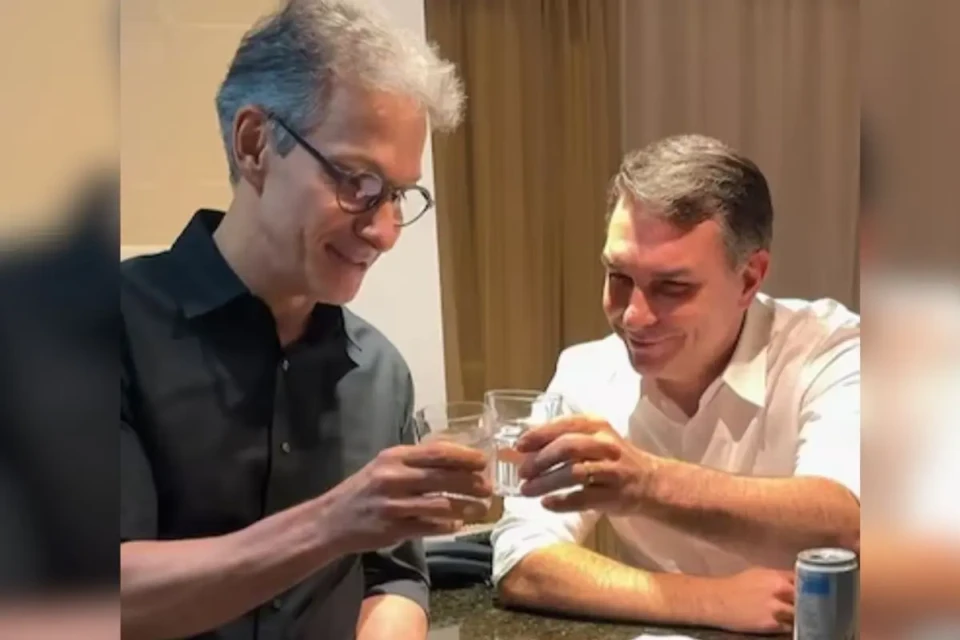 Zema e Flávio Bolsonaro em postagem nas redes sociais (Foto: Reprodução)