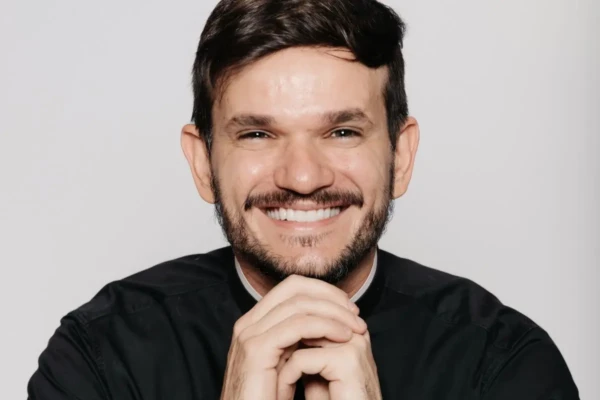 Padre Patrick se apresenta em Goiânia com o show 'Pecado É Não Rir'