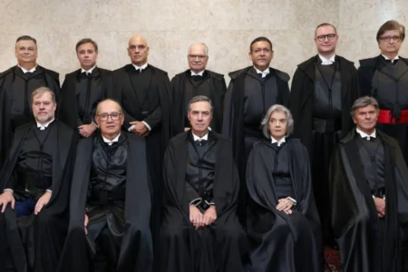 Foto mostra ministros do STF