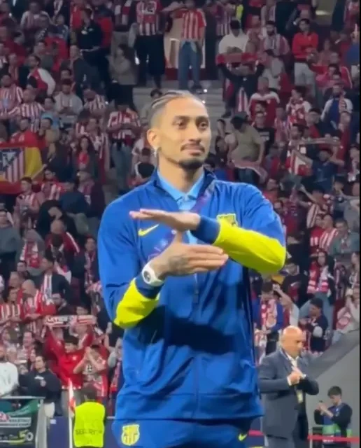 Raphinha afirma que Barcelona foi roubado pela arbitragem