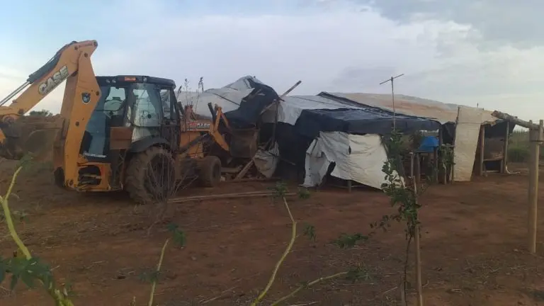 Imagem de uma retirada à força