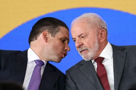 Imagem mostra Lula ao lado de Hugo Motta