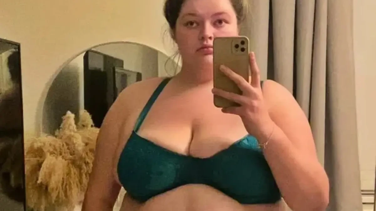 'Perdi 76 quilos, e agora me comparam a Margot Robbie', diz britânica; veja fotos Ellie Jeffries, de 26 anos, chegou a pesar 146 kg