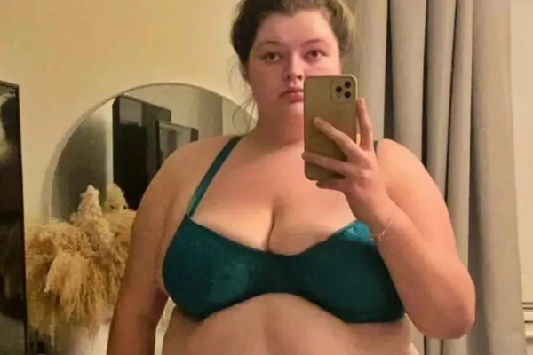 'Perdi 76 quilos, e agora me comparam a Margot Robbie', diz britânica; veja fotos Ellie Jeffries, de 26 anos, chegou a pesar 146 kg