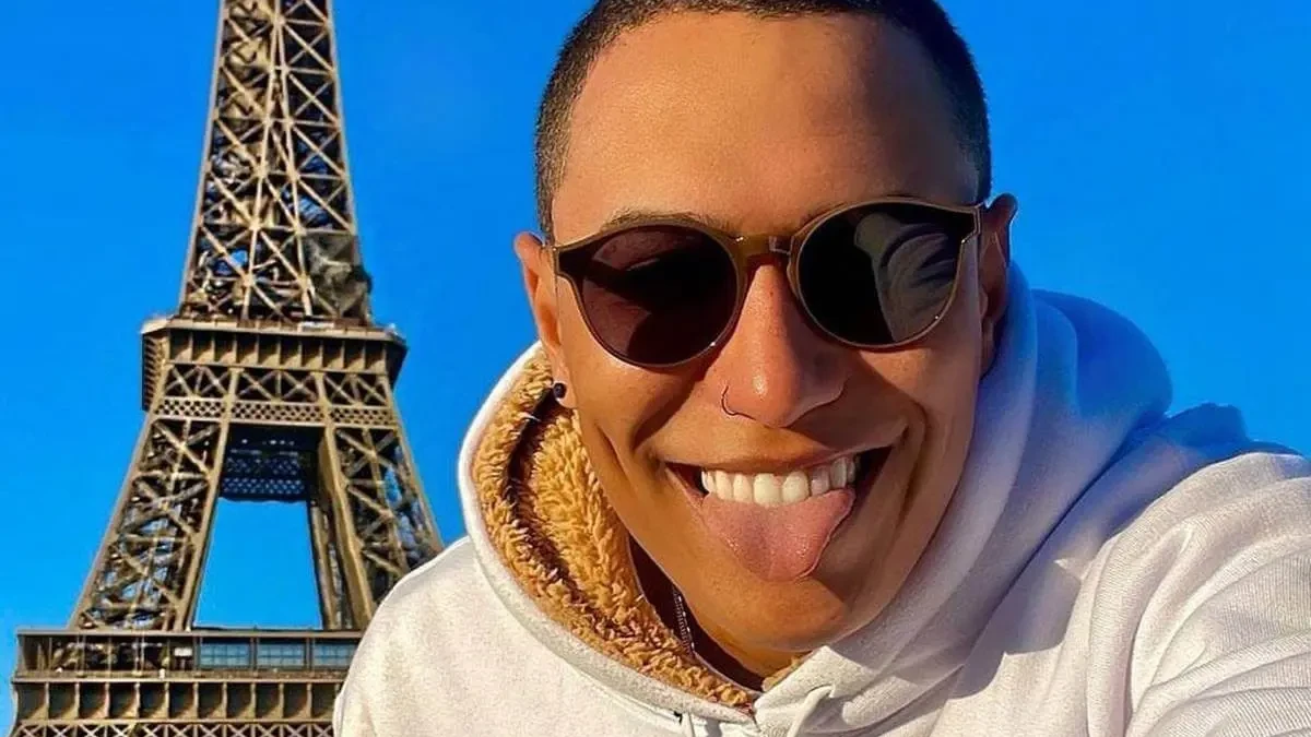 Dono da Choquei diante da Torre Eiffel, em Paris, França