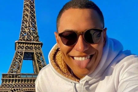 Dono da Choquei diante da Torre Eiffel, em Paris, França