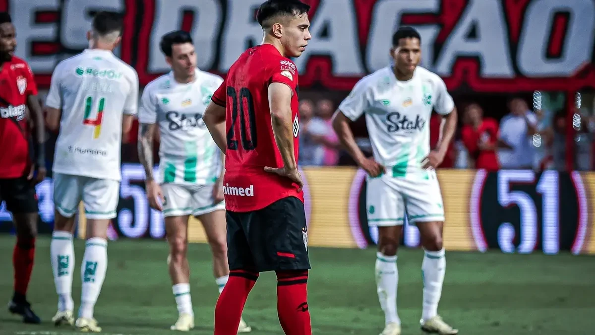 Alejo Cruz com a camisa do Atlético