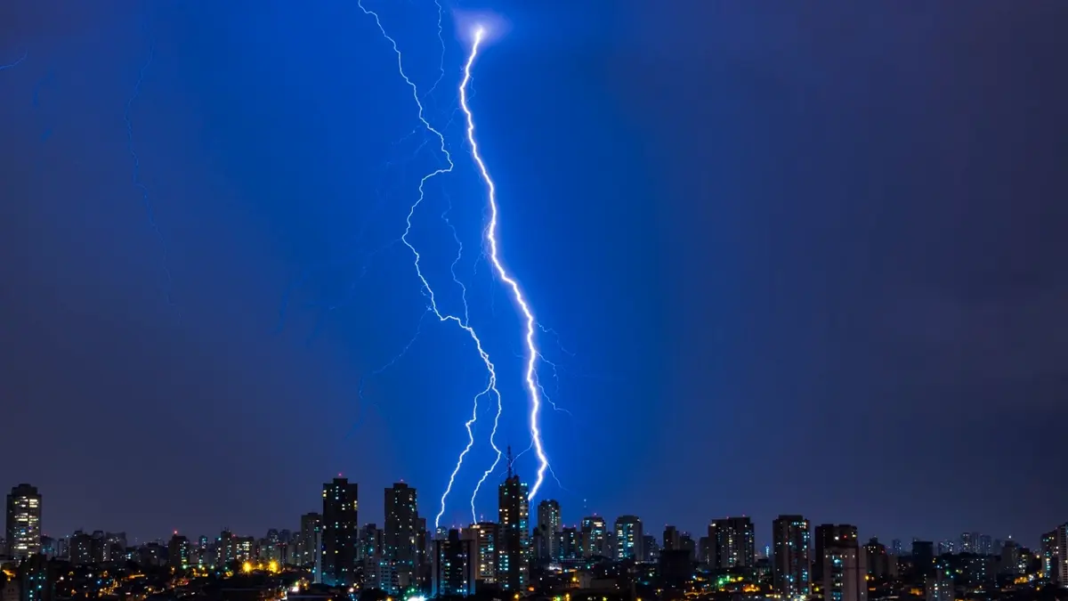 Goiás tem mais de 1 milhão de raios em quatro meses; Cavalcante registrou 98 mil no período