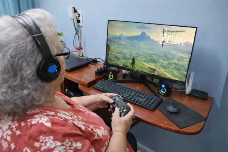 Senhora estava tentando bater recorde em jogo Polícia vai a casa de idosa desaparecida e a encontra jogando videogame
