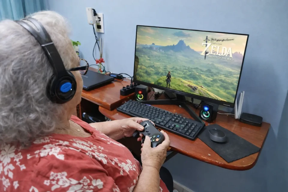 Senhora estava tentando bater recorde em jogo Polícia vai a casa de idosa desaparecida e a encontra jogando videogame