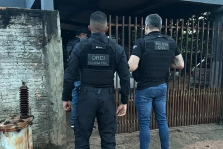 Policiais civis cumprindo mandados - (Foto: reprodução/PC)