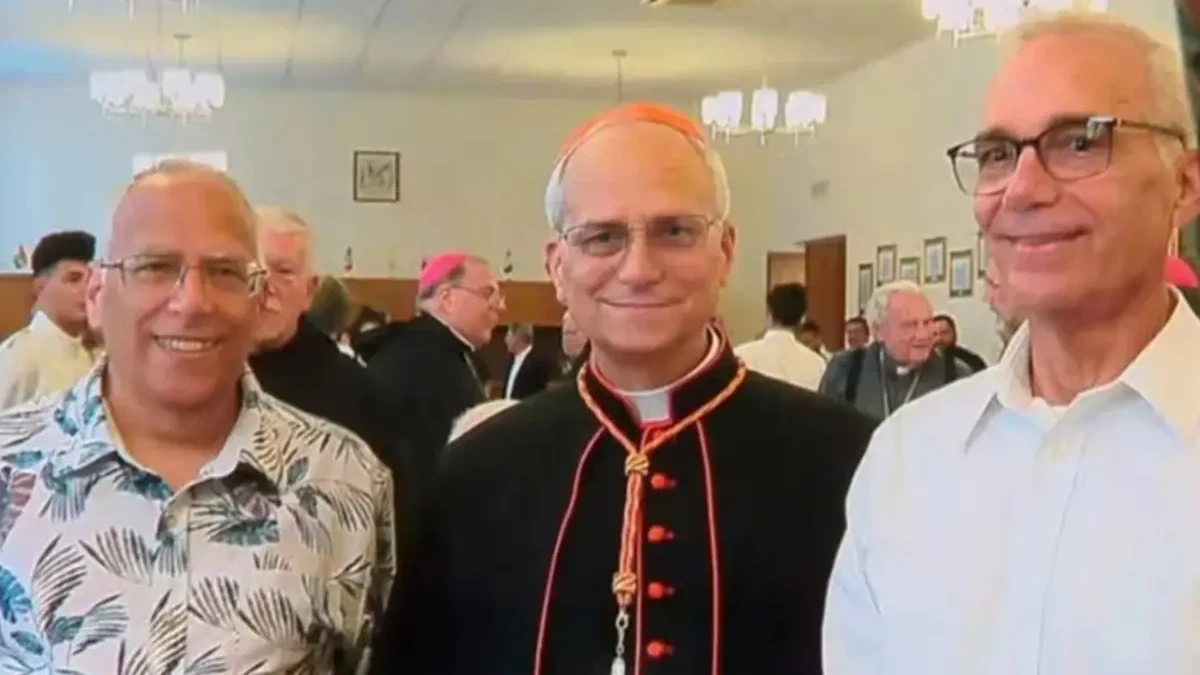 Papa Leão XIV ao lado dos irmãos John e Louis Prevost (Foto: Reprodução)