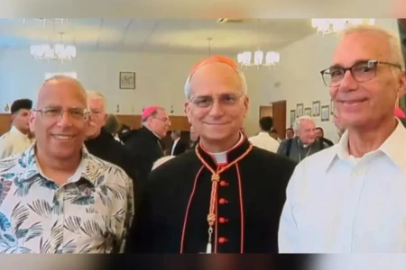 Papa Leão XIV ao lado dos irmãos John e Louis Prevost (Foto: Reprodução)