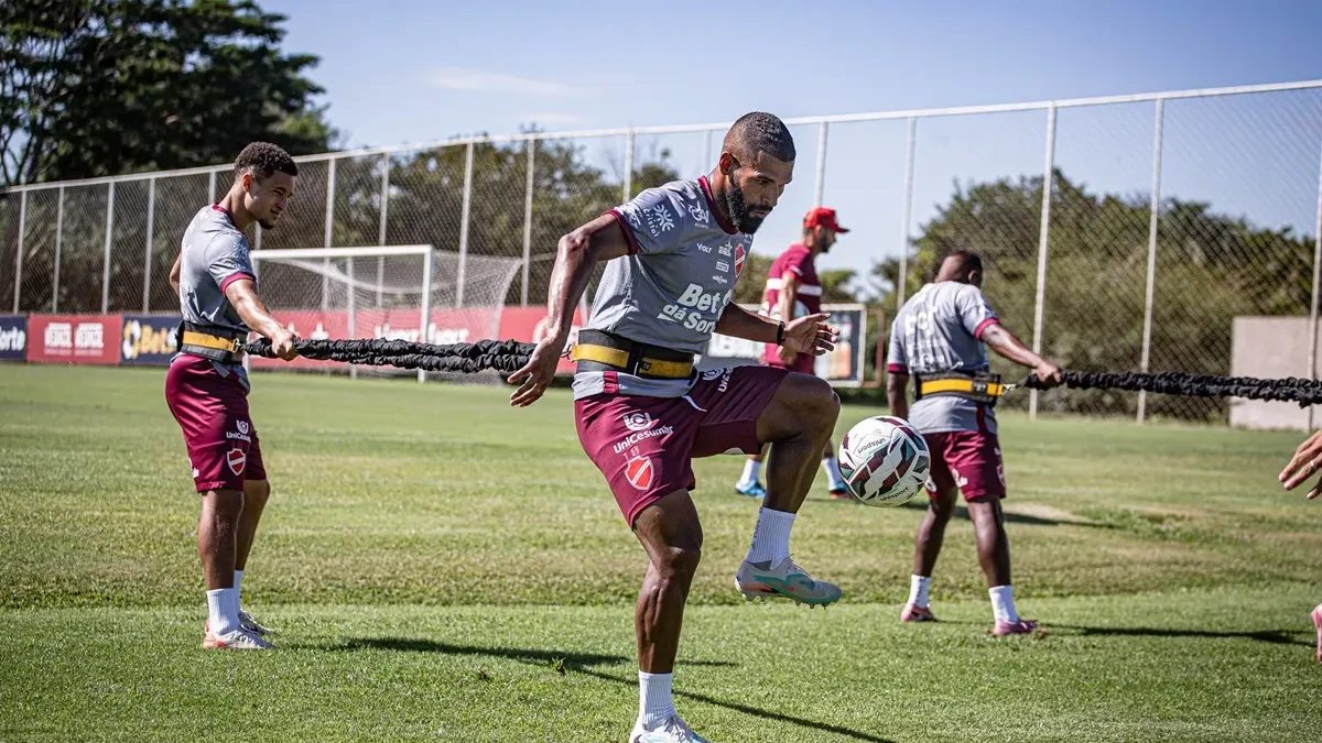 Jogadores do Vila Nova durante treino