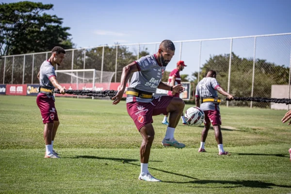 Jogadores do Vila Nova durante treino