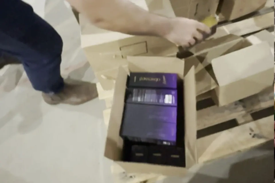 Galpão clandestino com milhões em produtos da WePink é fechado em Anápolis (Foto: Reprodução)