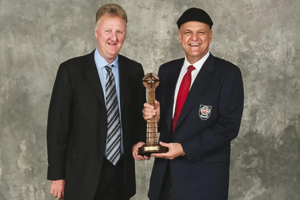 Oscar Schmidt ao lado de Larry Bird, estrela da NBA. Foto: Arquivo Pessoal