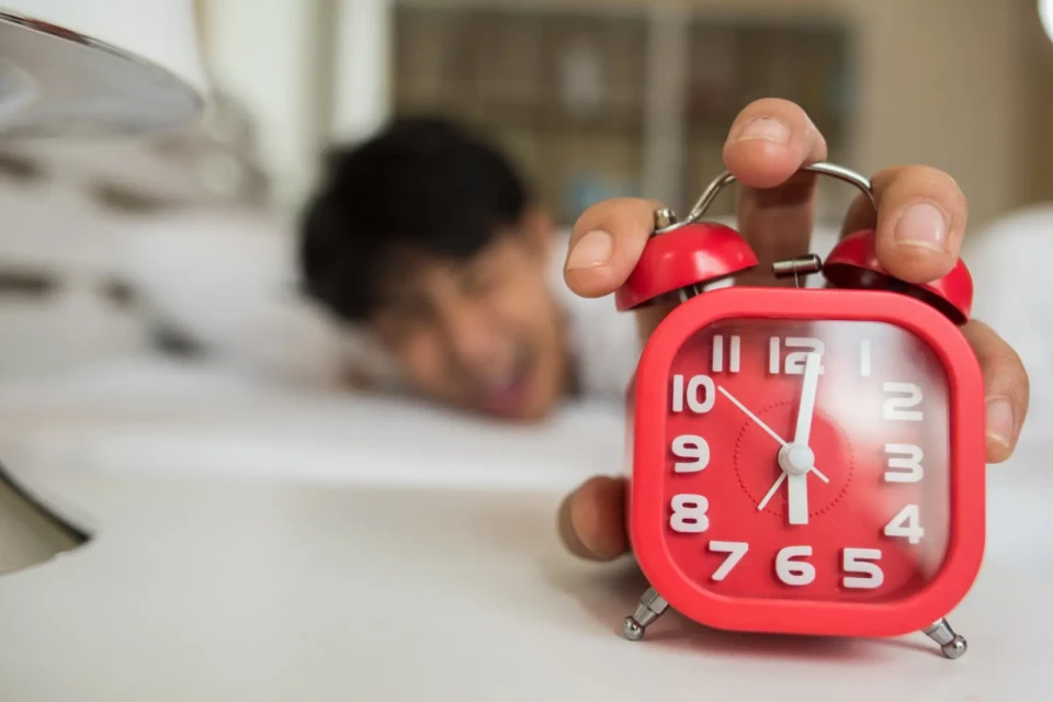 Homem atrasado desliga o despertador ao acordar