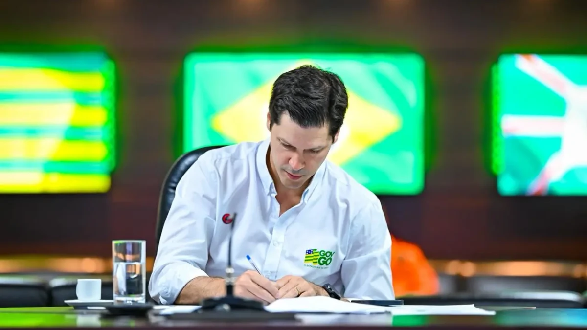 Daniel assina adesão a política de enfrentamento ao preço do diesel - Goiás vai subsidiar combustítvel