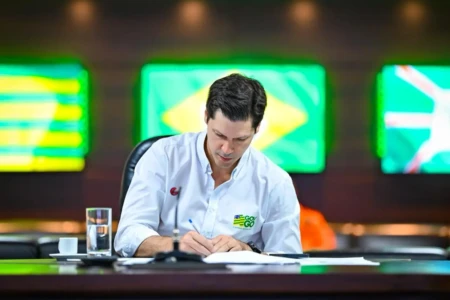Daniel assina adesão a política de enfrentamento ao preço do diesel - Goiás vai subsidiar combustítvel
