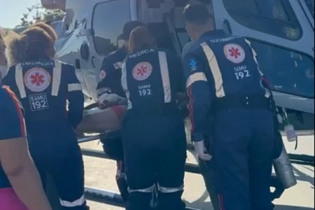 Imagem do jovem sendo transportado