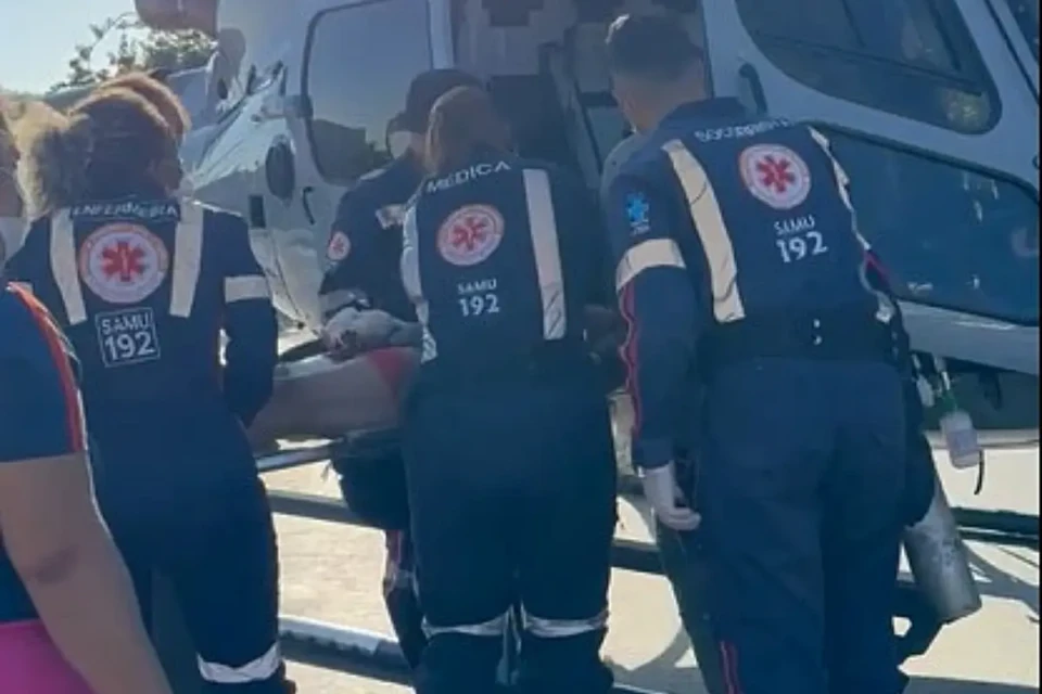 Imagem do jovem sendo transportado