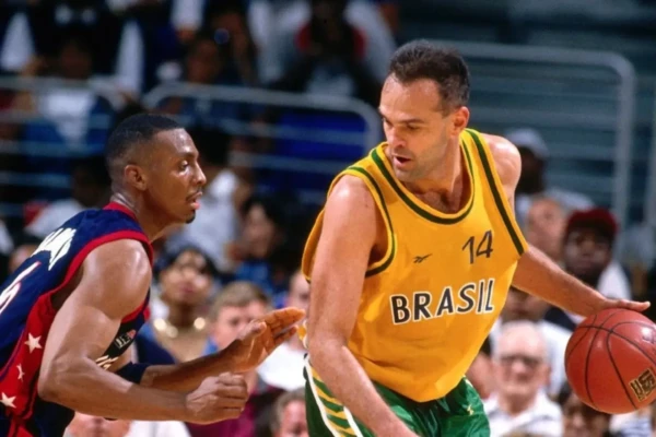 Oscar Schmidt em partida pela seleção brasileira de basquete