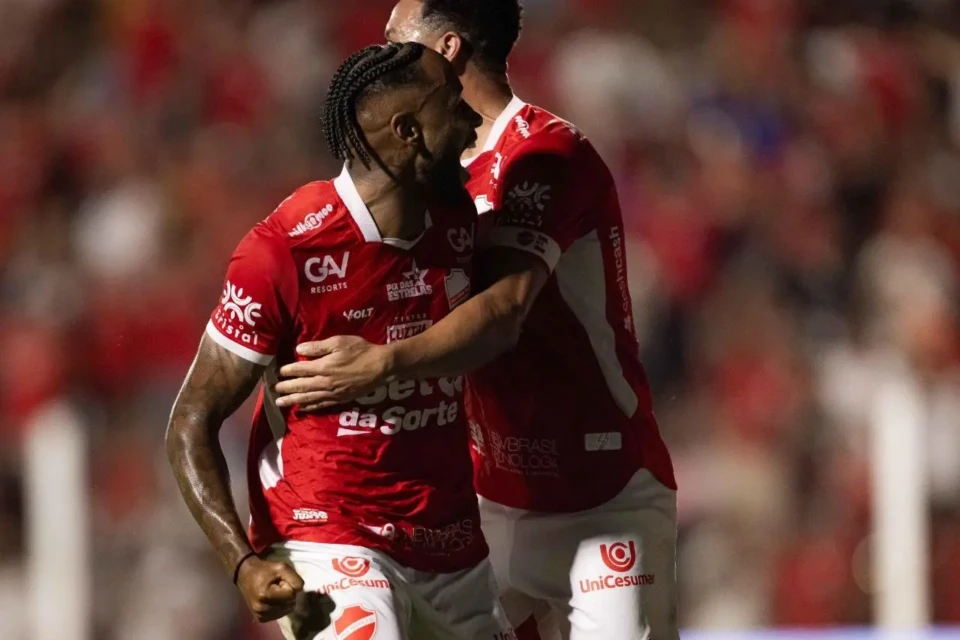 Rafa Silva comemora o primeiro gol do Vila Nova contra o Operário-PR