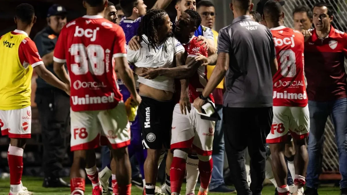 Confusão entre jogadores do Operário-PR ao final do jogo contra o Vila Nova