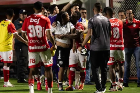 Confusão entre jogadores do Operário-PR ao final do jogo contra o Vila Nova