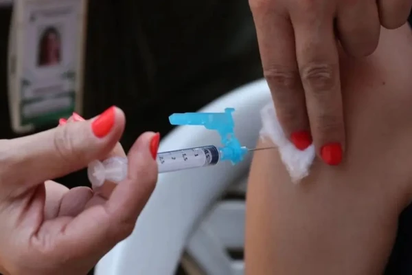 Imagem mostra pessoa sendo vacinada