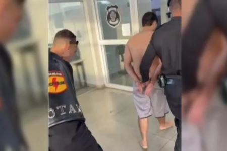 Homens sendo conduzidos à delegacia - (Foto: reprodução/PM)