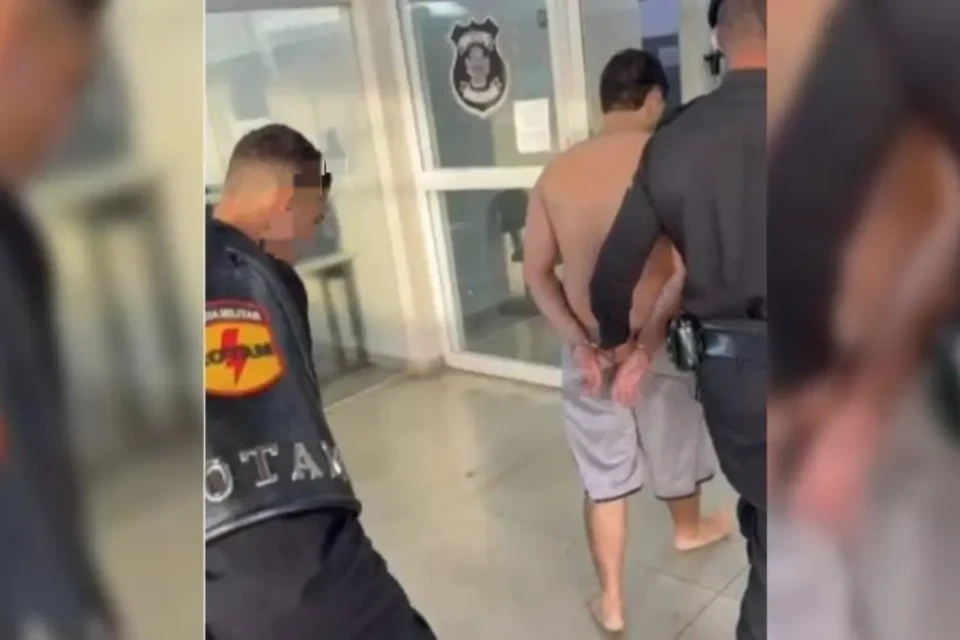 Homens sendo conduzidos à delegacia - (Foto: reprodução/PM)