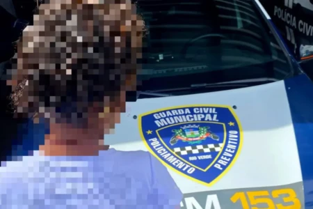 Mulher foi presa em flagrante por ameaça e desacato - (Foto: reprodução/GCM)