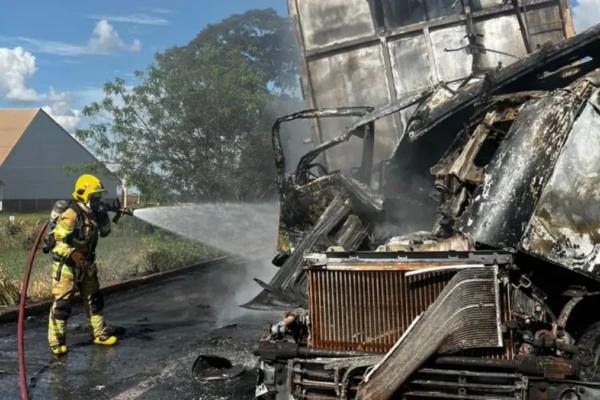 Carreta ficou completamente destruída - (Foto: reprodução/Corpo de Bombeiros)