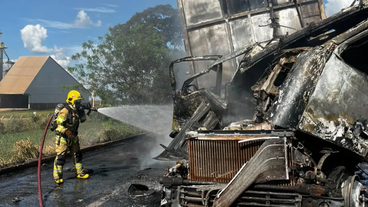 Carreta ficou completamente destruída - (Foto: reprodução/Corpo de Bombeiros)