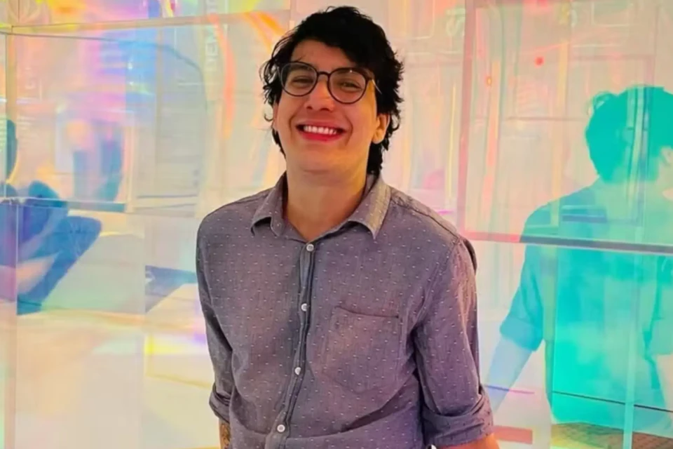 Homem de óculos sorrindo