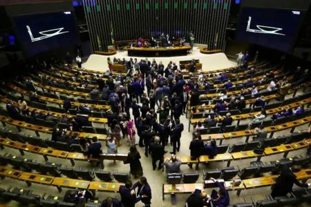 Foto mostra plenário da Câmara dos Deputados, em Brasília