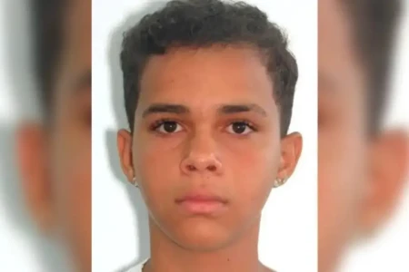 Júri de mãe e filho acusados de matar aluno na porta de escola em Anápolis será nesta quarta
