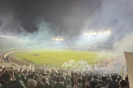 Torcida do Goiás no Serra Dourada