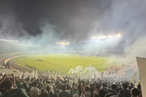 Torcida do Goiás no Serra Dourada