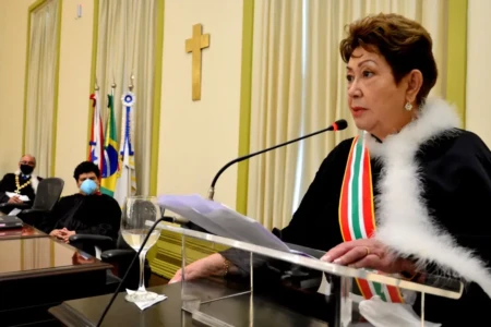 Desembargadora em púpito