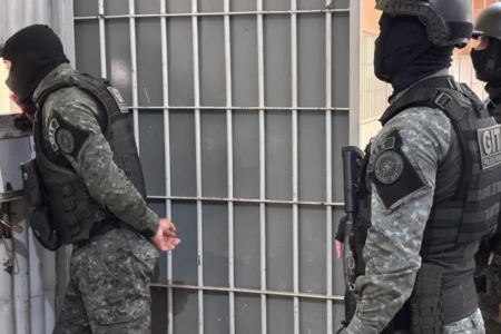 Policiais penais especializados participam da ação - (Foto: reprodução)