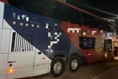 Ônibus parou em Santa Helena de Goiás - (Foto: reprodução/PM)