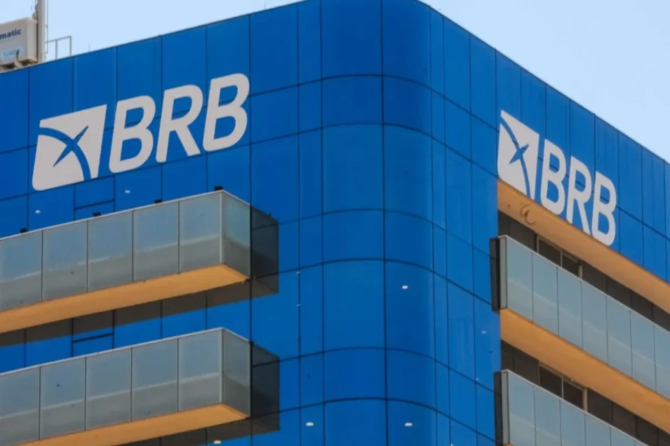 Polícia prende servidores do BRB por golpe contra mais de 3.500 aposentados descontos ilegais a aposentados e pensionistas do DF