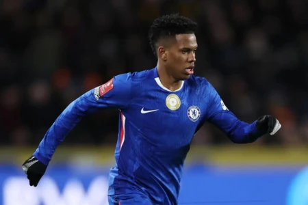 Estêvão em partida pelo Chelsea