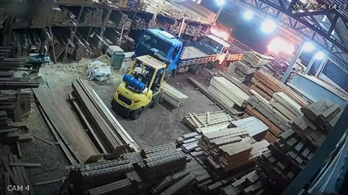 Homens incendeiam madeireira após acidente que matou motociclista em Trindade